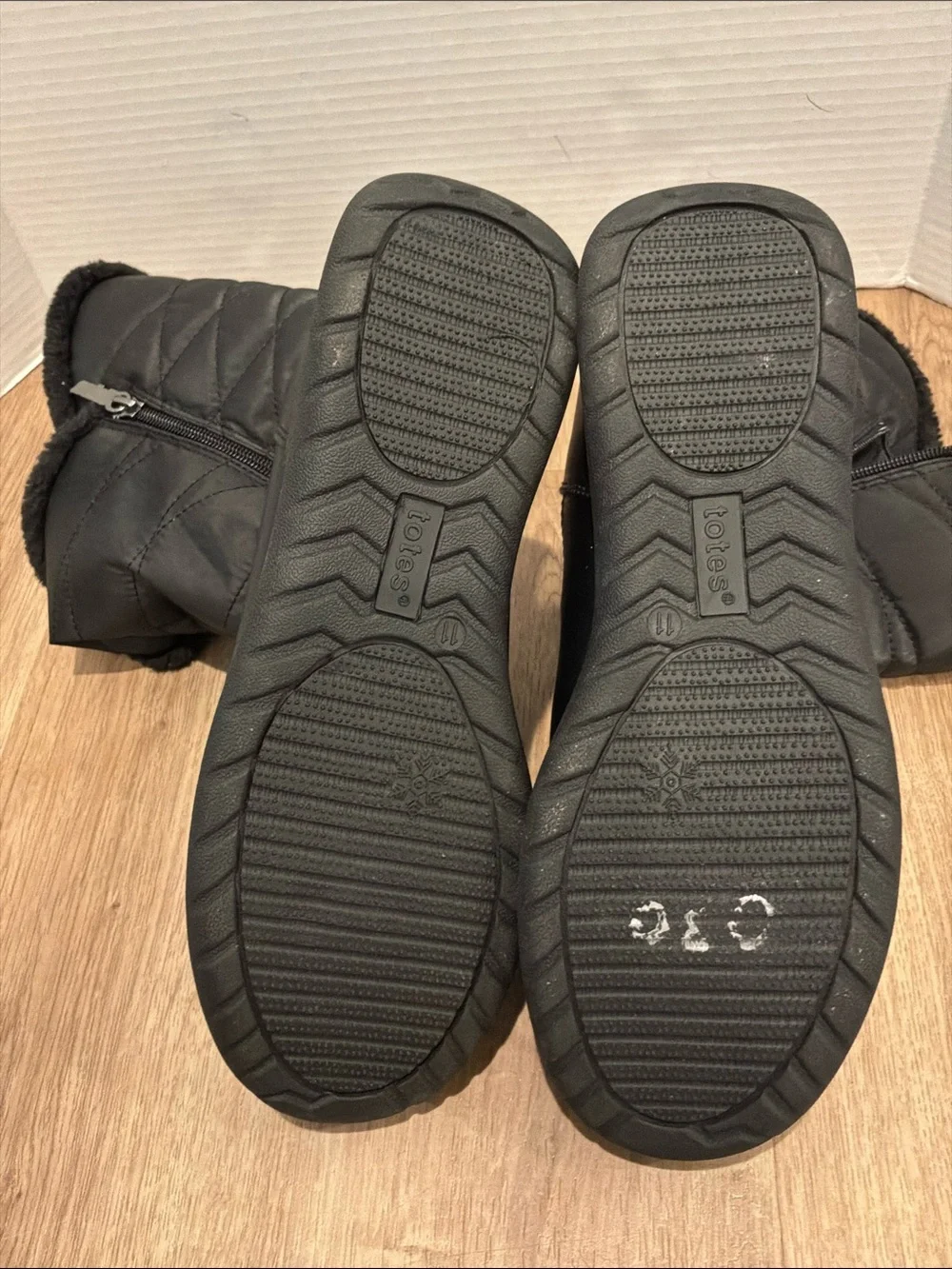 totes Black Women's Tall Faux Fur Winter Boots size Medium